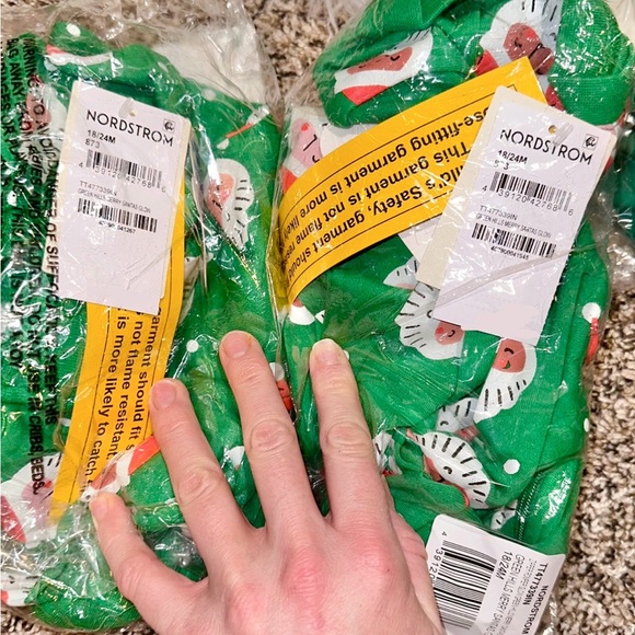 🎄🎅🏼 Christmas pajamas onesie Zippie glow in the dark🎅🏼🎄18/24 VHTF - NWT - Picture 7 of 7